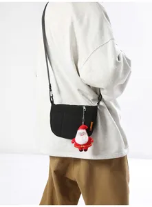 Schwarze Umhaengetasche mit suessem Weihnachtsmann Anhaenger, Laessiges Unisex Design.