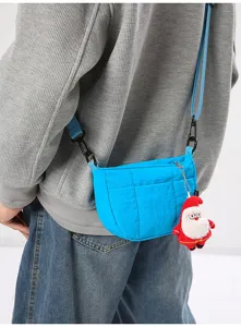 Kompakte blaue Nylon Umhängetasche mit Vordertasche, verstellbarem Gurt und Weihnachtsmannanhänger