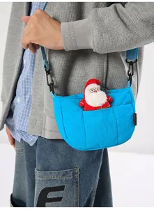 Detailansicht der lässigen blauen Umhängetasche mit vielen Taschen und Plüschtier.