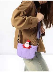Hellviolette Umhängetasche mit süßem Weihnachtsmann-Anhänger im lässigen Alltagsdesign.