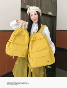 Vue détaillée des cartables jaunes mignons de grande et petite taille pour tous les jours.