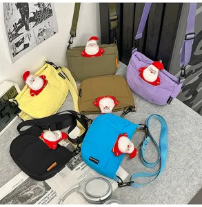 Lässige Nylon Umhängetasche mit süßem Weihnachtsmann Plüschtier, modische Freizeittasche.