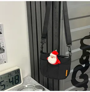 Schwarze gesteppte Umhängetasche mit Weihnachtsmann, lässige Harajuku Schultertasche für Pendler.