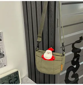 Detailansicht einer militärgrünen, gesteppten Umhängetasche mit süßem Weihnachtsmann.