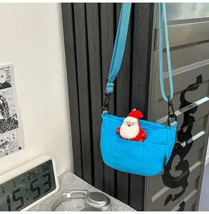 Blaues Freizeittaschen-Detail mit verstellbarem Riemen, Fronttasche und niedlichem Plüsch-Santa.