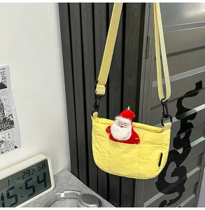 Gelbe Nylon Umhängetasche mit süßem Weihnachtsmann Plüschtier Anhänger, lässige Detailansicht.