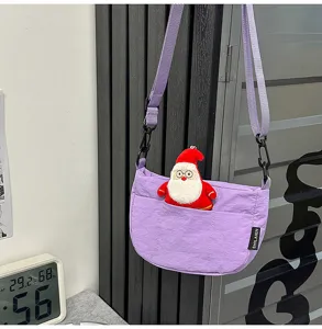 Liane Umhängetasche in Lila mit süßem Weihnachtsmann Plüsch Anhänger, lässige Tasche Details.