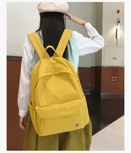 Sac à dos d'étudiant coloré avec plusieurs poches et un tissu durable pour un usage quotidien.