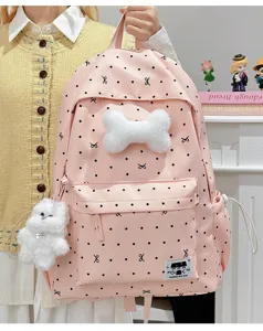 Rosa Rucksack Detail mit süßem Plüschknochen und flauschigem Hundeanhänger für Schülerin.