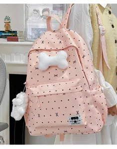 Süßer rosa Pünktchen-Schulrucksack mit Plüschschleife und geräumigem Design im Detail.