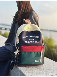 Farbblock Schüler Rucksack mit Buchstaben Druck und Anhänger, stilvolle große Schultasche.