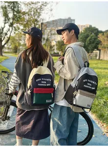 Detailaufnahme des Rucksacks, stilvolles Farbdesign mit großem Fassungsvermögen.