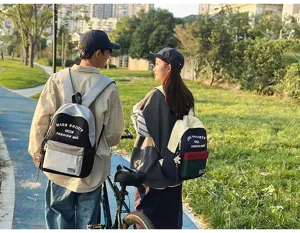 Stylischer, farbgesperrter Studenten-Rucksack mit grossem Fassungsvermögen für Schule.