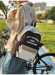 Modischer, farblich abgesetzter Schüler-Rucksack mit grossem Volumen für Schule und Alltag.