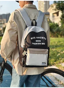 Detailaufnahme des stylischen, farbblockierten Studentenrucksacks im Outdoor-Einsatz.