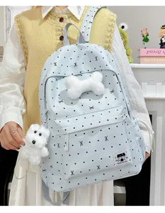 Niedlicher Cartoon Student Rucksack, hellblaue Pünktchen Schleife Schultasche mit Plüschknochen.