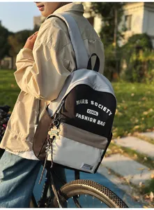 Detailansicht des stilvollen, farblich abgesetzten Schülerrucksacks mit großem Fassungsvermögen.