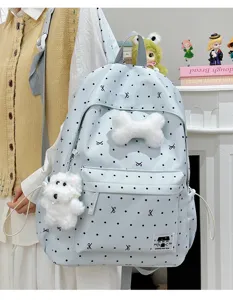 Niedlicher hellblauer Pünktchen-Schulrucksack mit Plüschhund-Anhänger für Studentenalltag