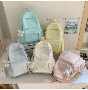 Hermosa mochila de lona en estilo dulce con bordado de lazo y colgante de conejo.