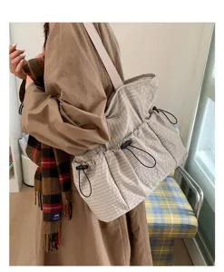 Koreanischer Stil minimalistische Karomuster Falten große Shopper Tasche Detailansicht.