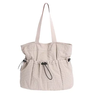 Beige karierte gefaltete Shopper Schultertasche Detail mit weichem Stoff und Kordelzug.