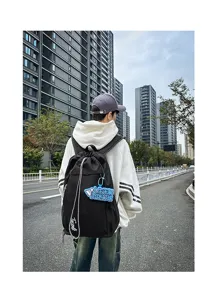 Vue détaillée du sac à dos noir décontracté en milieu urbain pour le style quotidien.