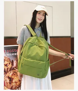 Sac à dos décontracté vert en toile pour femme, cartable scolaire élégant et pratique.