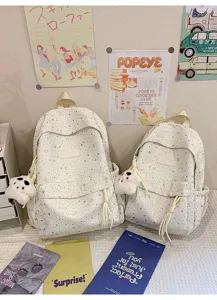 Vue détaillée de sacs à dos scolaires mignons à motif d'étoiles en deux tailles pratiques.