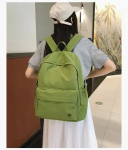 Vue detaille du sac a dos vert frais avec des bretelles confortables pour un usage quotidien.