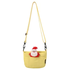 Gelbe Umhängetasche mit Plüsch Weihnachtsmann Anhänger für Damen, Freizeittasche.