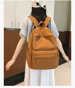 Vue détaillée du sac à dos décontracté marron, idéal pour un usage quotidien et les étudiants.