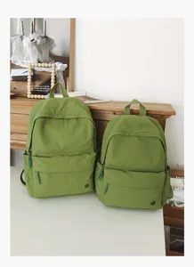 Ensemble de sacs à dos scolaires verts, grandes et petites tailles, style décontracté.