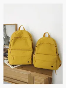 Vue détaillée de sacs à dos scolaires de style campus aux couleurs bonbon grand et petit.