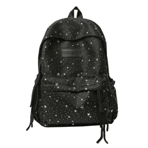 Vue détaillée du sac à dos noir imprimé étoiles avec poche avant et glands élégants.