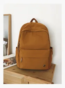 Vue de détail du sac à dos d'école en toile décontracté et minimaliste pour femmes et étudiants.