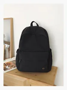 Gros plan sur le sac à dos noir décontracté en bois, détail élégant de sac d'école tendance.