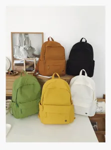 Vue détaillée de sacs à dos colorés, style doux, cartable décontracté pour étudiants.