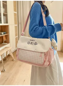 Bolso de lona a cuadros rosa y blanco para estudiantes, detalle de bolso escolar.