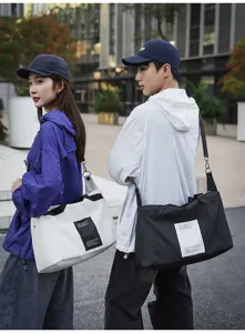 Vista detallada del bolso bandolera unisex elegante para viajes con un parche moderno.