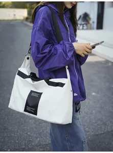 Bolso de hombro blanco casual para hombres y mujeres, elegante bolsa de viaje con correas negras.