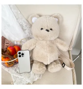 Dettaglio zaino in peluche orsetto, consistenza morbida e bel design di cartoni animati.