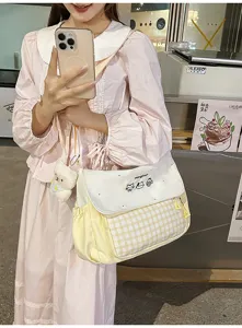 Bolso de hombro a cuadros lindo para estudiantes, estilo dulce con colgante de osito.