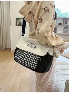 Vista detallada del bolso bandolera a cuadros con lindos estampados de gatos para estudiantes.