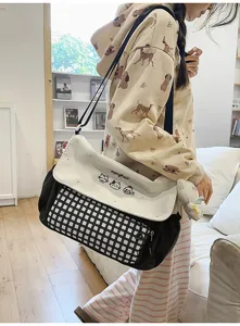 Bolso bandolera de lona para estudiantes, bolso escolar de cuadros blancos y negros con gato lindo.