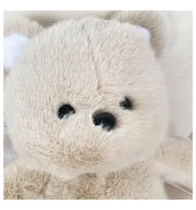 Dettaglio zaino orsetto di peluche morbido, simpatica bambola bambina cartone animato kawaii.