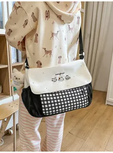Bolso bandolera de lona a cuadros para estudiantes, estilo dulce para uso diario.