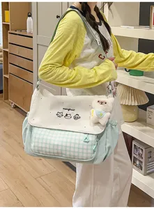 Bolso bandolera de lona con lindo patrón de cuadros, diseño de solapa y colgante de peluche.