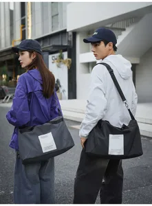 Vista detallada del bolso bandolera neutro, gran bolsa de viaje deportiva para hombres y mujeres.