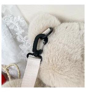 Primo piano dettagliato della cinghia dello zaino orsetto peluche carino e pelliccia, beige.