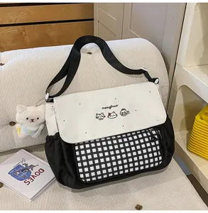 Bolso bandolera de lona en blanco y negro con bolsillo de cuadros y bordado para estudiantes.